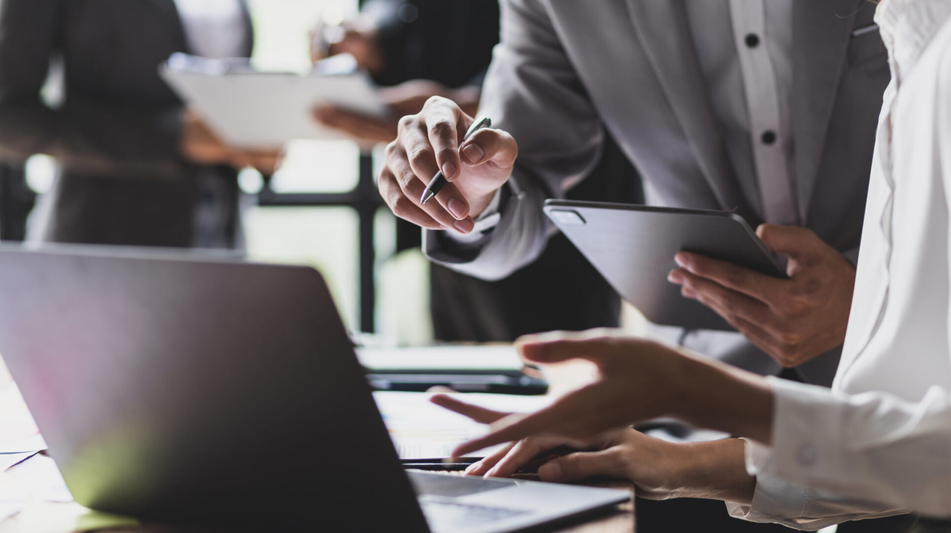 meeting-of-colleagues-business-partners-brainstorm-discuss-strategy-analysis-investment-scenarios-and-planning-new-business-projects