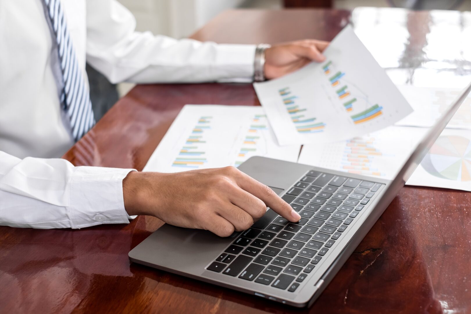 the-businessman-hand-sits-at-their-desks-and-calculates-financia