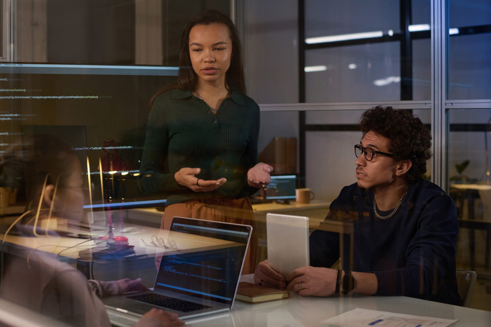 it-specialists-working-on-project-in-evening-2